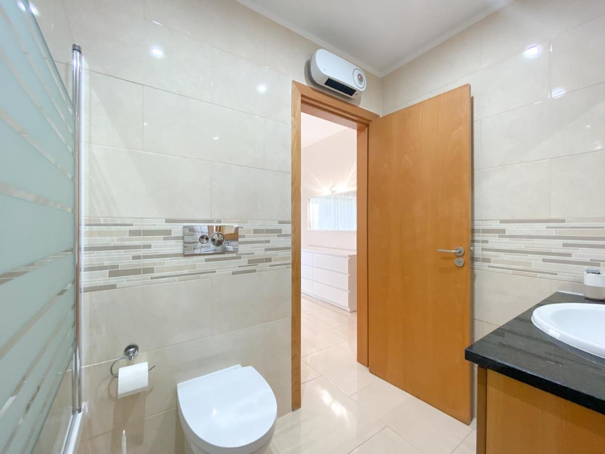 Spacious Modern With Swimming Pool #1905 * Lagos